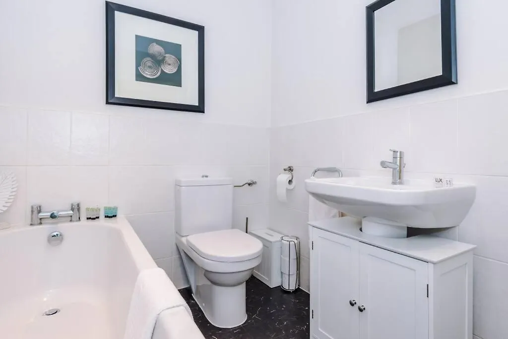 Stylish Townhouse Chester City Centre With Parking 0*,