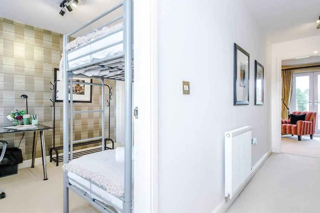Stylish Townhouse Chester City Centre With Parking 0*,  United Kingdom