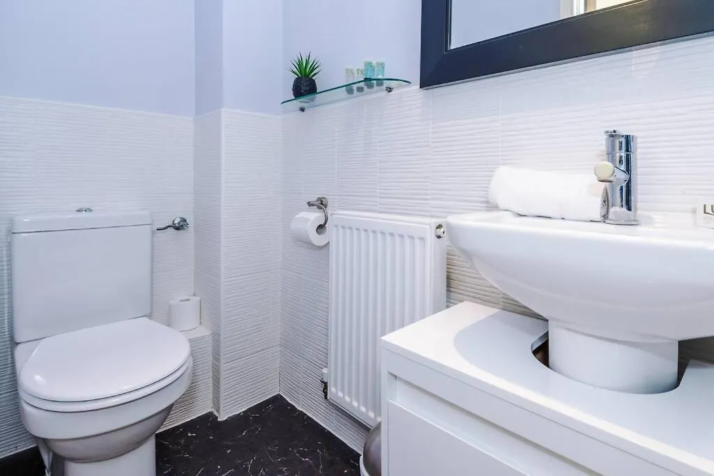 Stylish Townhouse Chester City Centre With Parking Holiday home