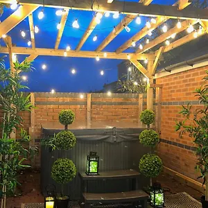 The Cheshire Gathering - Sleeps Up To 30 With Hot Tub Apartment