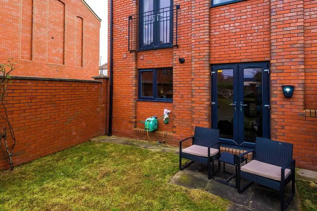 Stylish Townhouse Chester City Centre With Parking 0*,